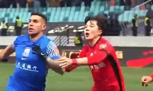  記者談海港后衛(wèi)明天：從津門虎到海港環(huán)境變了，他需主動(dòng)去適應(yīng)