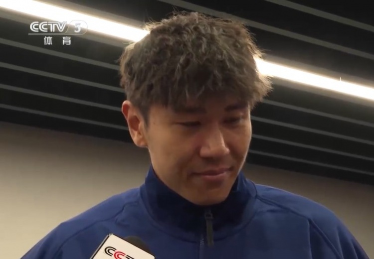  鐵漢柔情！三鎮(zhèn)球員劉奕鳴探望患病小球迷時(shí)哽咽