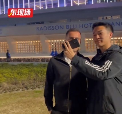  塞爾吉尼奧現(xiàn)身上海八萬人體育場，并與球迷親切打招呼合影