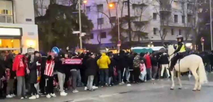  馬競球迷進入伯納烏時向人群投擲雜物，導(dǎo)致安保對其進行脫鞋檢查