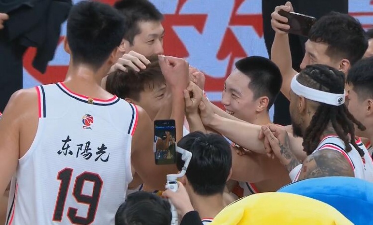  淚目！賽后廣東隊將趙睿圍在中間碰拳