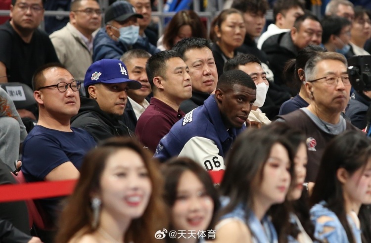  真籃球迷！國安外援法比奧攜玉昆外援科斯塔來到五棵松觀戰(zhàn)CBA