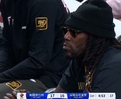  哦呦？你來了！新疆新外援哈雷爾場邊觀戰(zhàn)新疆主場vs深圳的比賽
