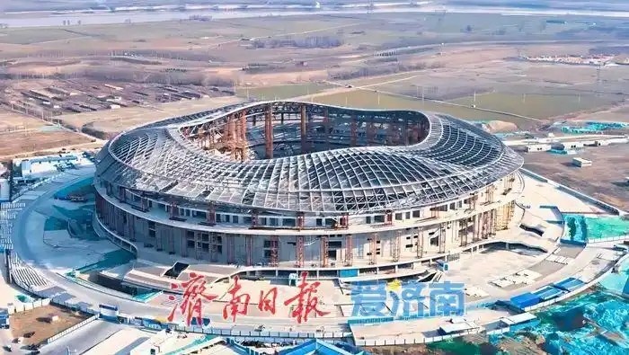  魯媒：戴上1.6萬噸“鋼鐵巨冠”，黃河體育中心球場完成屋蓋施工