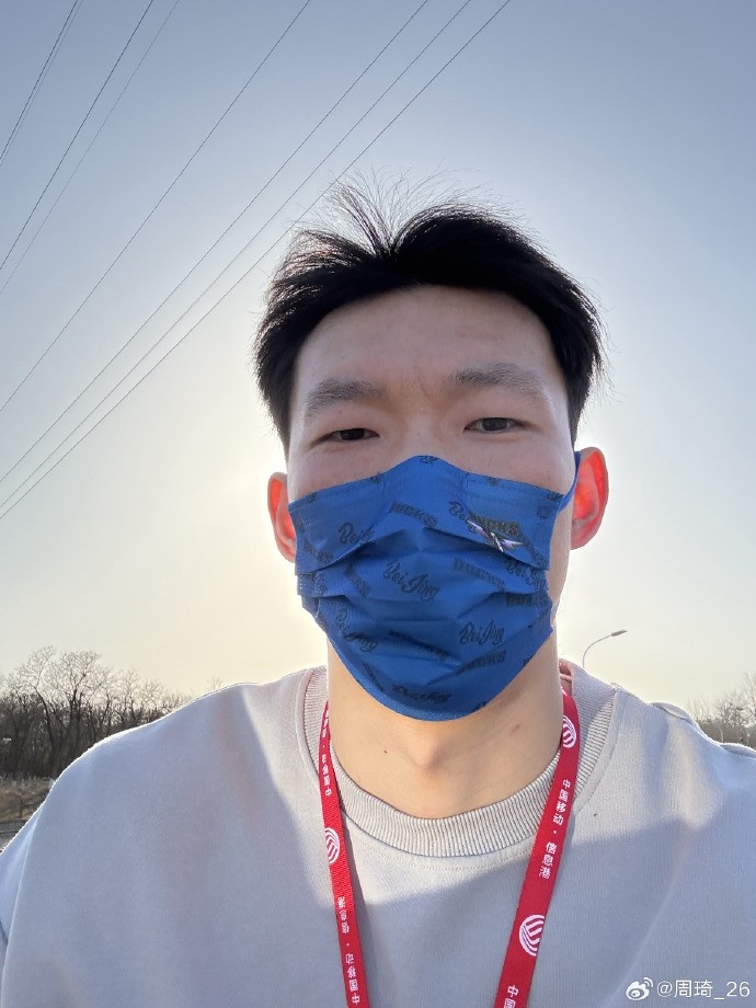  悠閑！周琦騎京牌電動車出行：太陽出來了 開京牌兜兜風(fēng)！