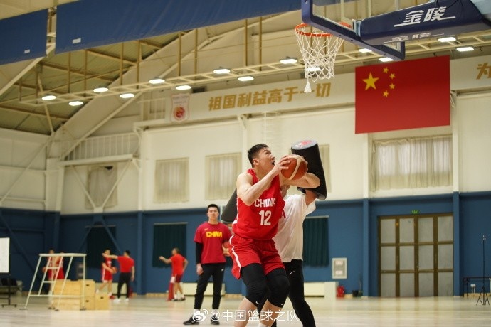  中國籃球之隊官博：大塊頭 大能量 祝李炎哲25歲生日快樂！
