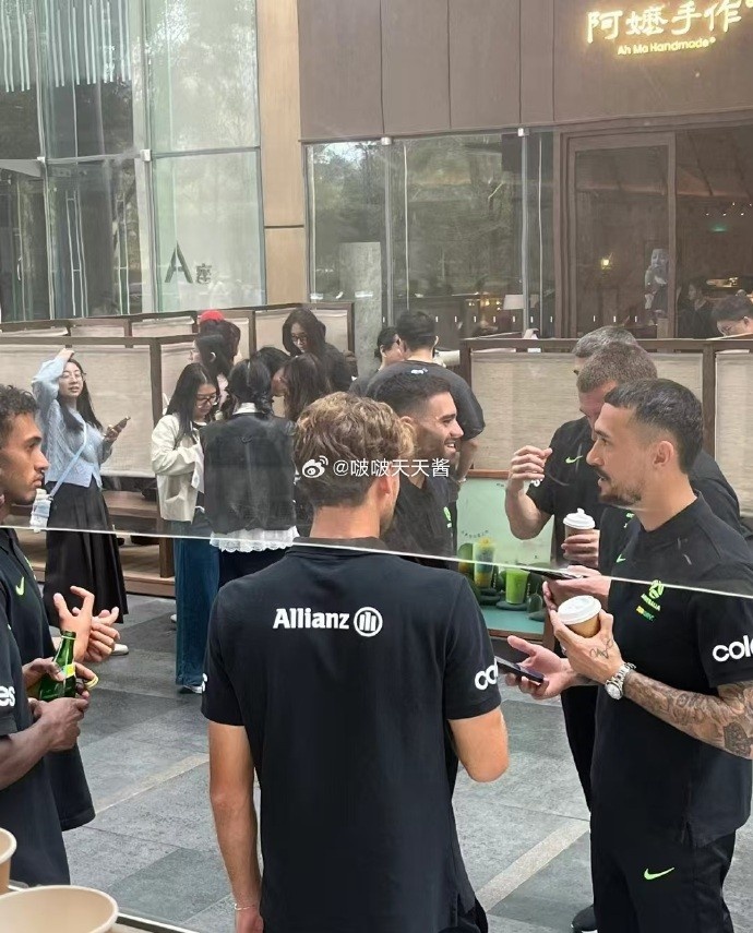  松弛感拉滿！澳大利亞隊員在杭州街頭喝奶茶