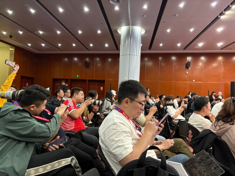  萬(wàn)眾矚目！記者擠滿國(guó)足賽前新聞發(fā)布廳，賽場(chǎng)記者預(yù)計(jì)超300人