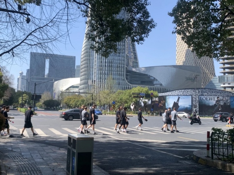  心態(tài)放松，有網(wǎng)友拍到澳大利亞隊(duì)早上在萬象城citywalk
