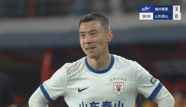  34分鐘0-3落后！36歲鄭錚苦笑36歲大雷沮喪 替補席黃政宇神態(tài)輕松
