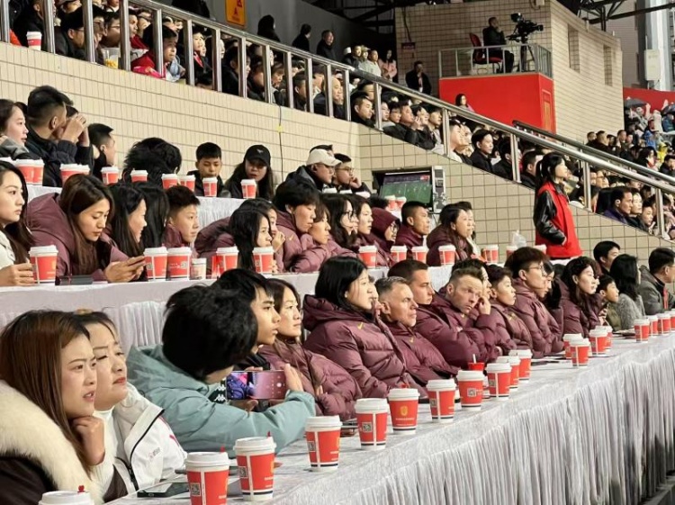  北青體育：中國女足現(xiàn)身中甲賽場，觀看重慶銅梁龍vs遼寧鐵人