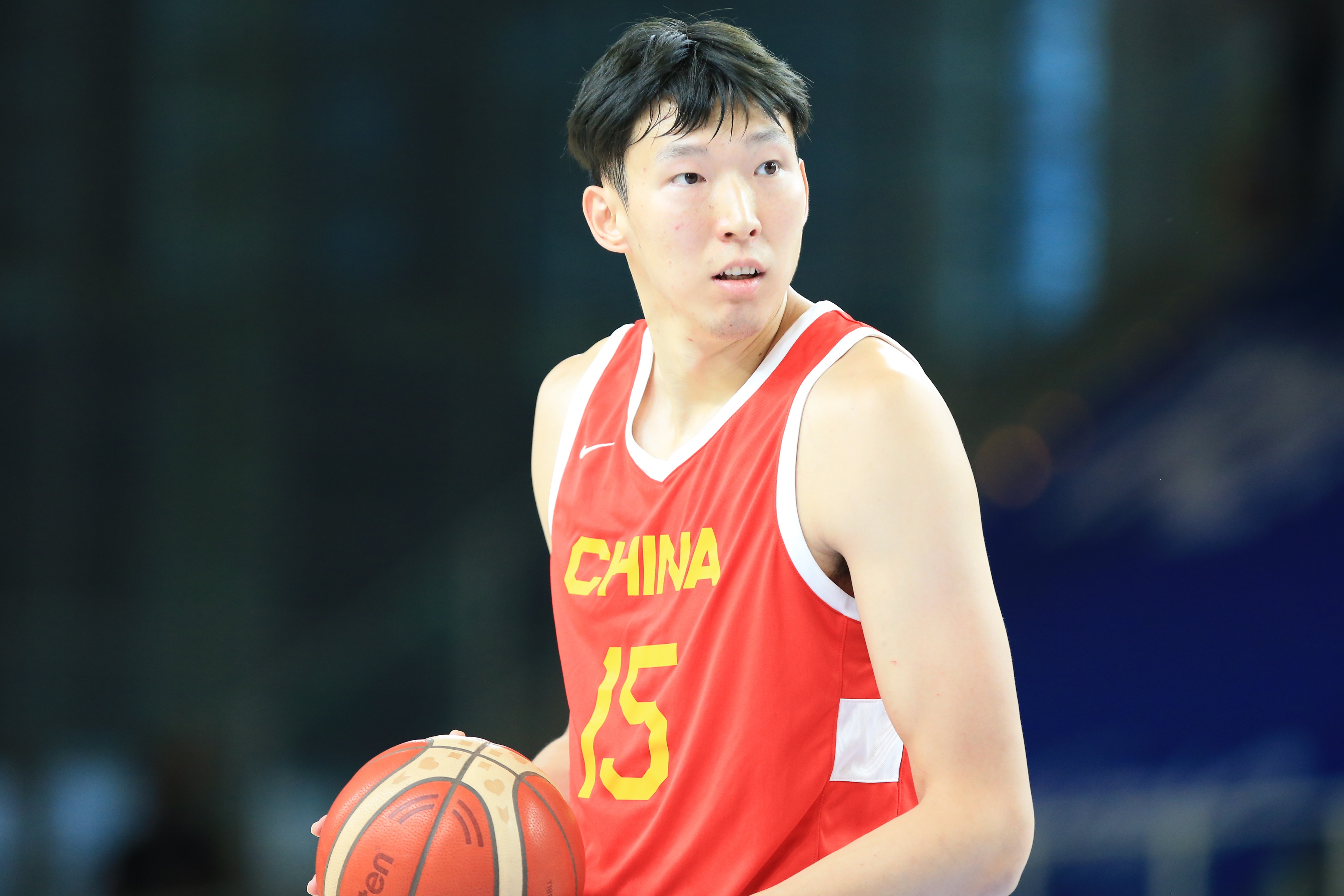  打得不錯(cuò)！周琦攻防建樹(shù) 半場(chǎng)4投2中得到5分3板1斷1帽0失誤