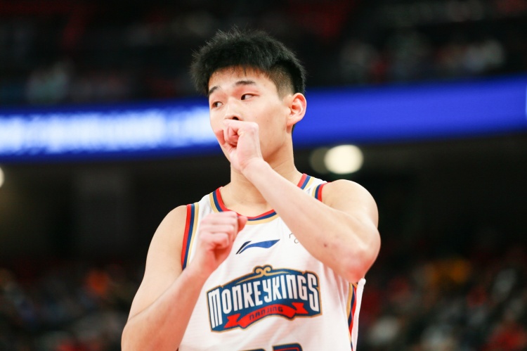  效率太低！林葳25中8&三分10中1拿到19分1板3助2斷 4失誤