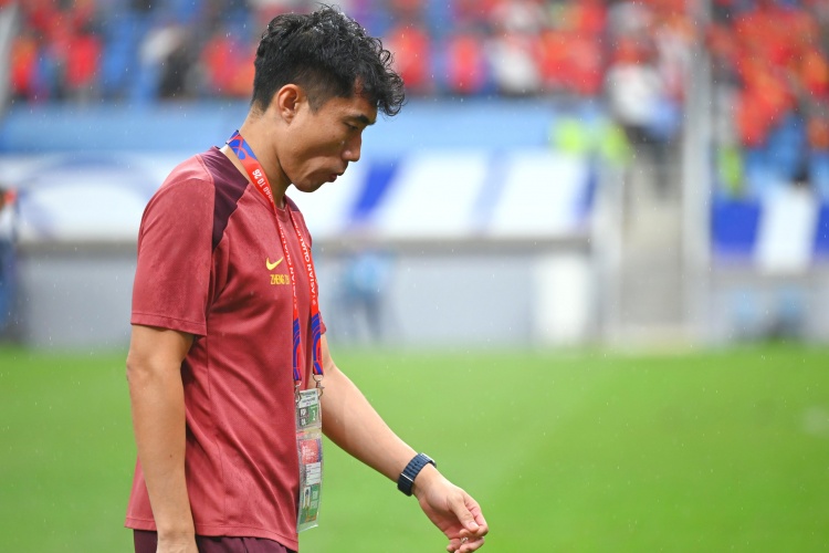  滬媒：單后腰讓國足防守承受更大壓力，若鄭智沒退役或能勝任