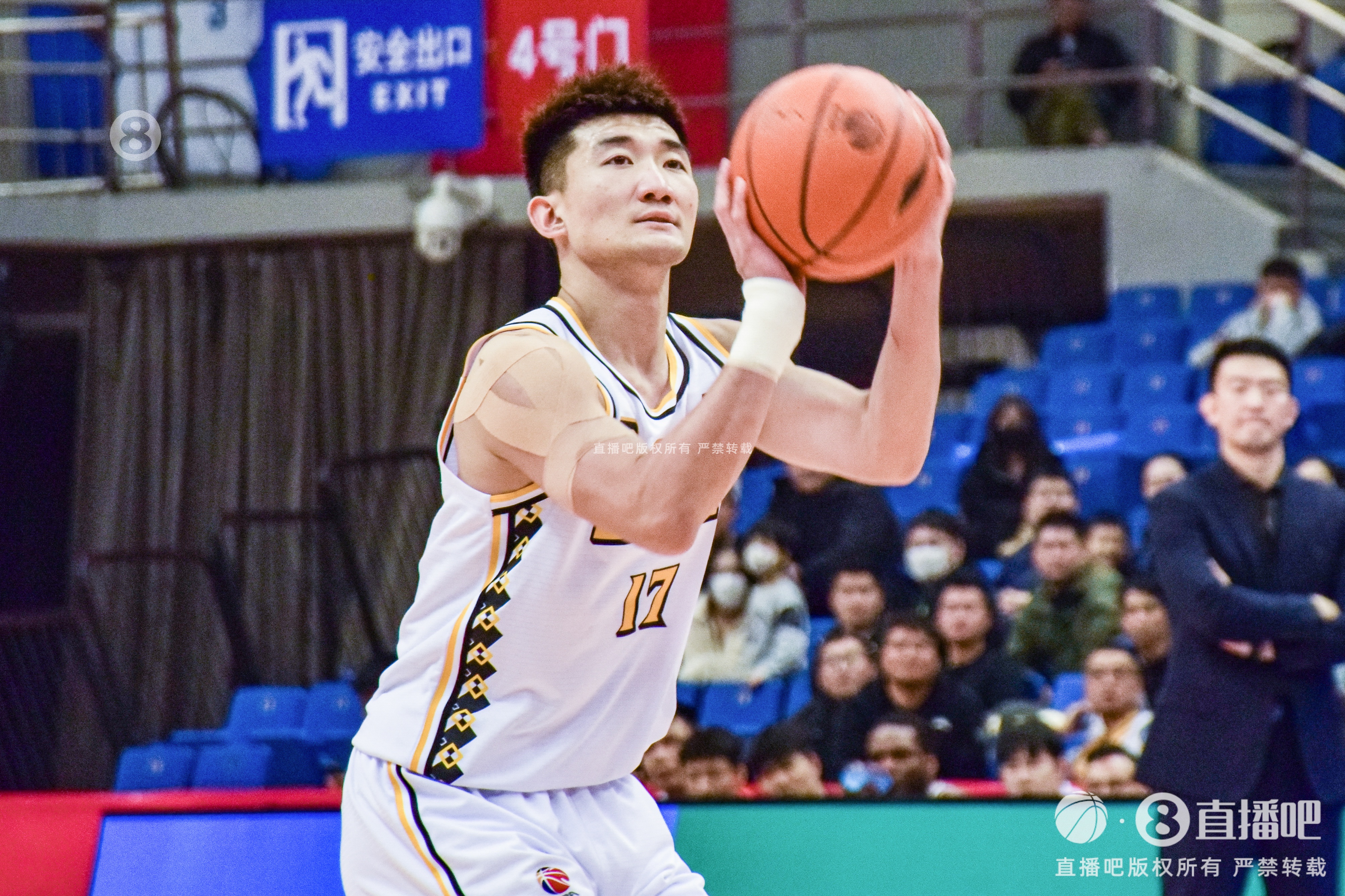  早日康復！探長：孫銘徽已經(jīng)脫掉保護靴 可以正常走路