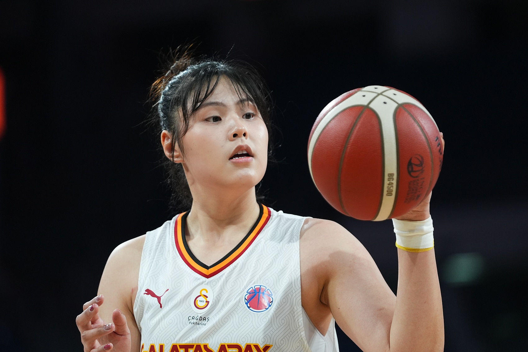  穩(wěn)定高效！李月汝9中6得到18分10板1助2斷1帽 罰球6中6