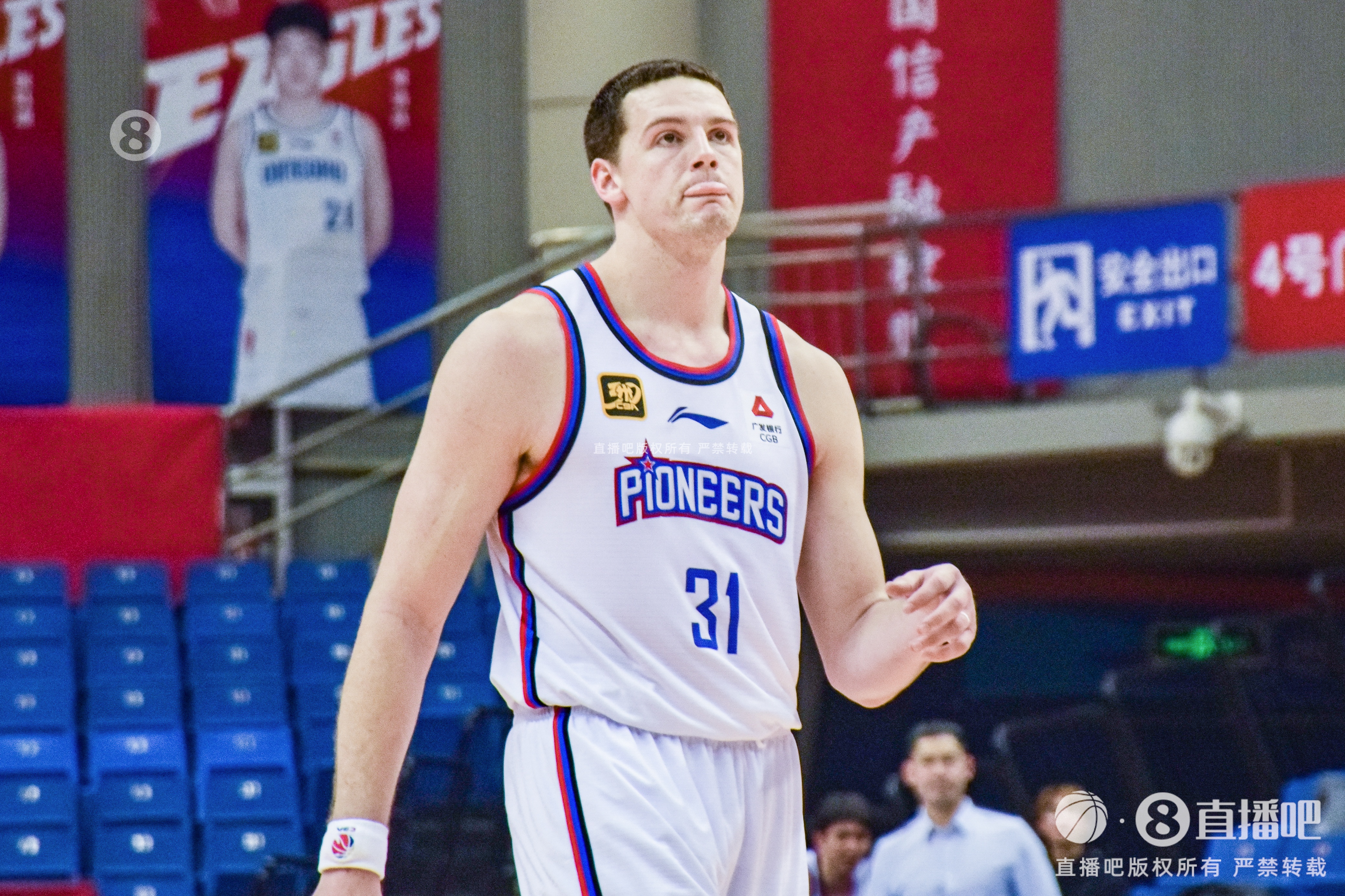  外線開火！大衛(wèi)-詹姆斯半場12中8砍23分5板 三分8中6